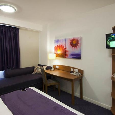 Premier Inn Хоршам Экстерьер фото