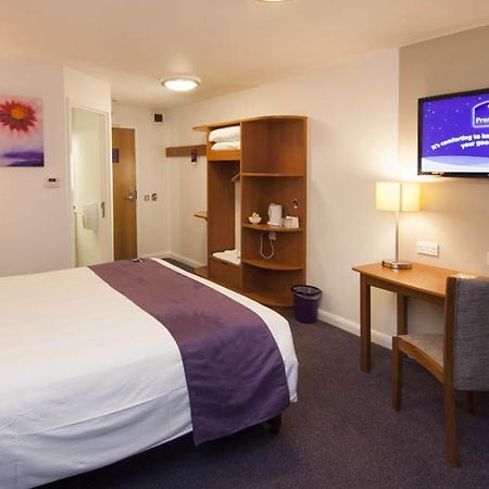 Premier Inn Хоршам Экстерьер фото