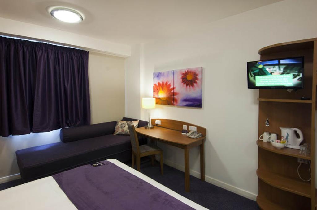 Premier Inn Хоршам Экстерьер фото