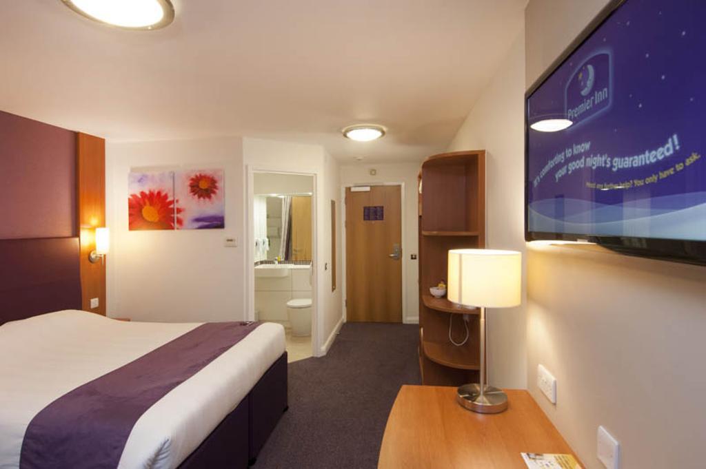 Premier Inn Хоршам Экстерьер фото