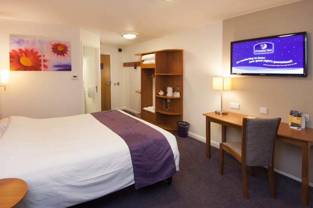 Premier Inn Хоршам Экстерьер фото