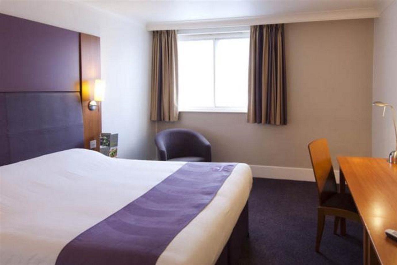 Premier Inn Хоршам Экстерьер фото