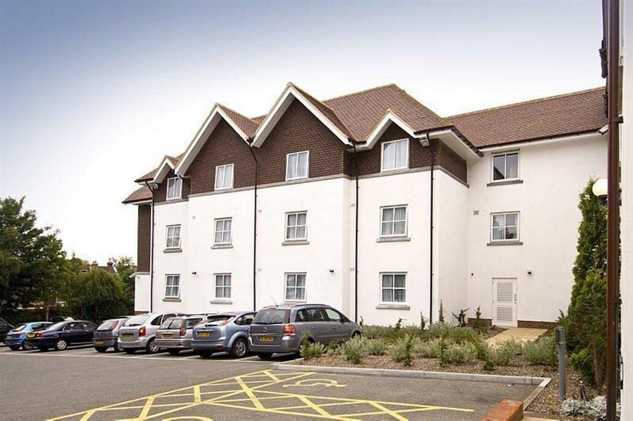 Premier Inn Хоршам Экстерьер фото