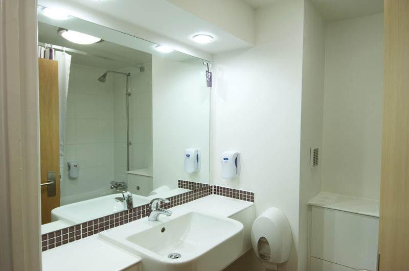 Premier Inn Хоршам Экстерьер фото