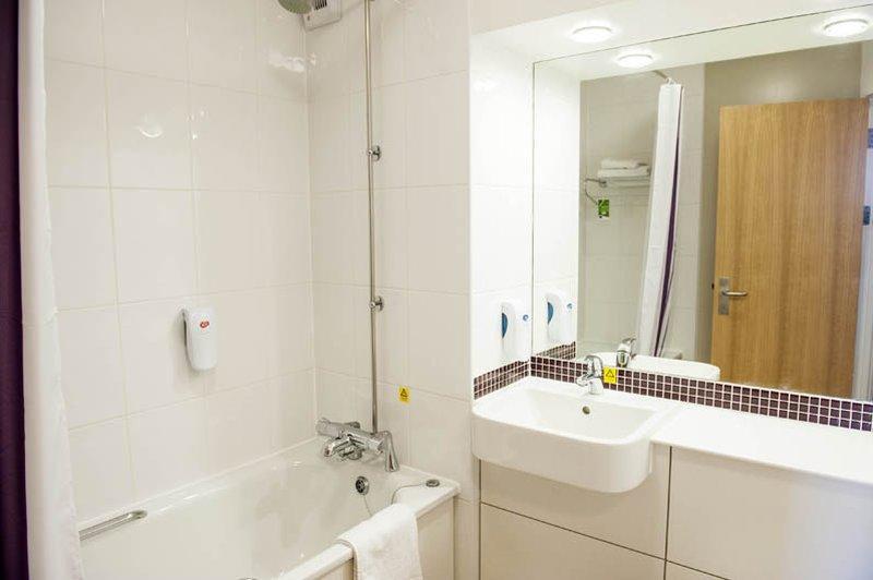 Premier Inn Хоршам Экстерьер фото