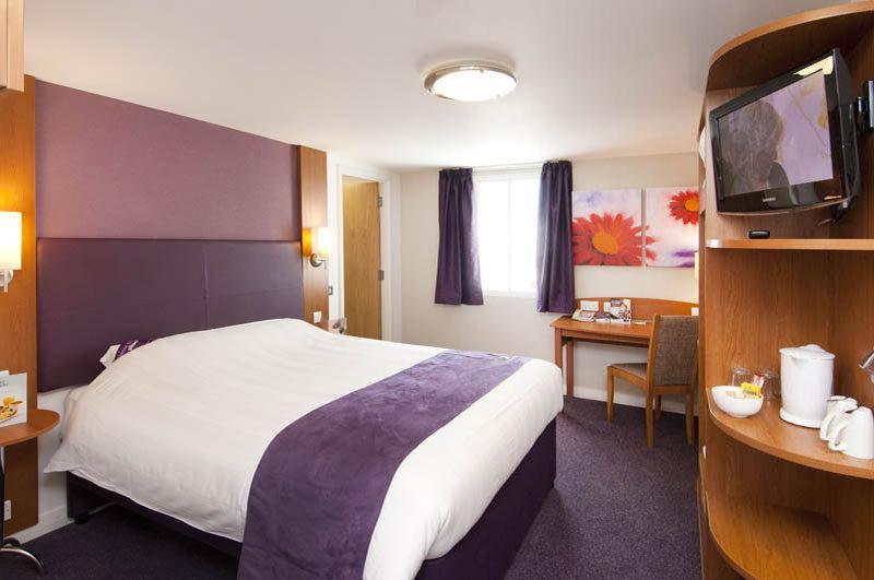 Premier Inn Хоршам Экстерьер фото