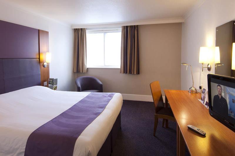 Premier Inn Хоршам Экстерьер фото
