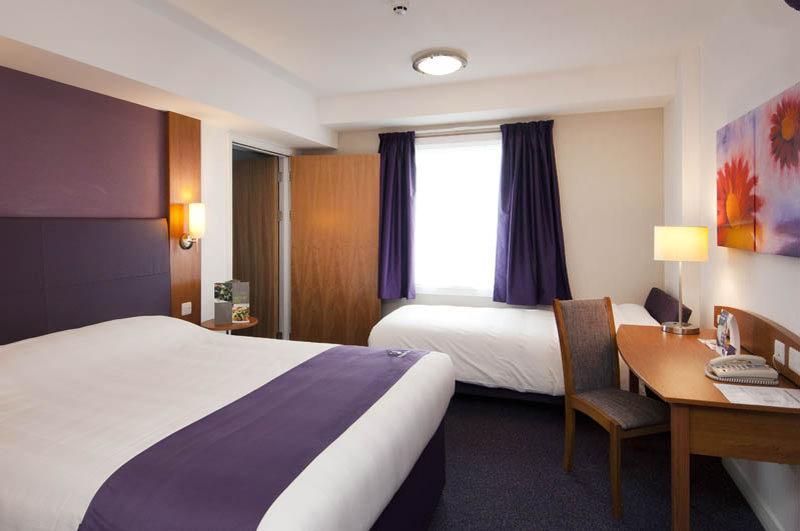 Premier Inn Хоршам Экстерьер фото