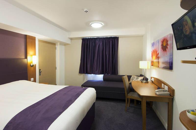 Premier Inn Хоршам Экстерьер фото