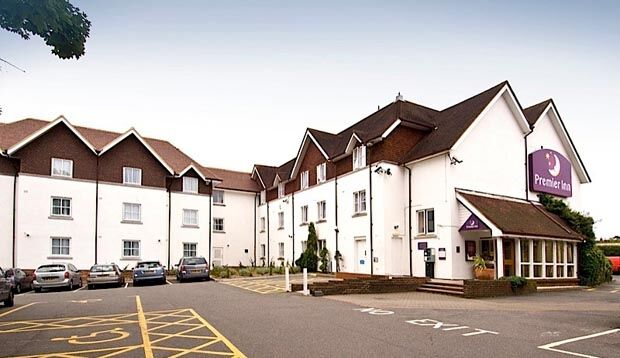 Premier Inn Хоршам Экстерьер фото