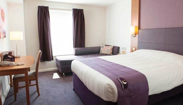Premier Inn Хоршам Экстерьер фото